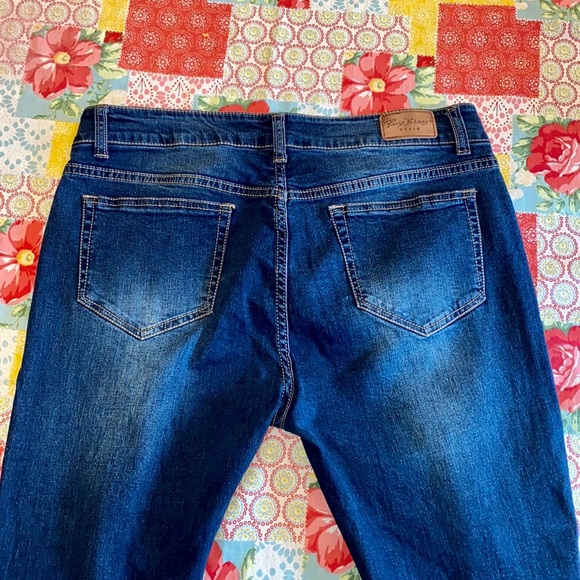 ๐ Paris Blues Distressed Stretchy Capris! - Picture 4 of 8